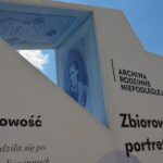 06.06.2022. Kielce, Plac Partyzantów. Przygotowywanie wystawy „Archiwa Rodzinne Niepodległej. Zbiorowy portret rodzin II Rzeczpospolitej" / Archiwum Państwowe w Kielcach