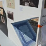 06.06.2022. Kielce, Plac Partyzantów. Przygotowywanie wystawy „Archiwa Rodzinne Niepodległej. Zbiorowy portret rodzin II Rzeczpospolitej" / Archiwum Państwowe w Kielcach