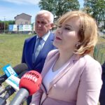 06.06.2022. Busko-Zdrój. Wizytacja stadionu miejskiego. Na zdjęciu: Waldemar Sikora- burmistrz Buska-Zdroju i Anna Krupka - wiceminister sportu i turystyki / Bartosz Bogucki / Radio Kielce