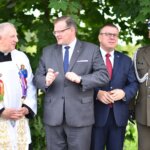 15.06.2022. Stanowiska. Na zdjęciu (od lewej): ks. Stanisław Stańczyk - proboszcz parafii pw. św. Jakuba Ap. w Stanowiskach, Jan Józef Kasprzyk - szef Urzędu do Spraw Kombatantów i Osób Represjonowanych, Wojciech Lesiak - dyrektor gabinetu Urzędu do Spraw Kombatantów i Osób Represjonowanych, ppłk Adam Kunicki  / Magdalena Galas-Klusek / Radio Kielce