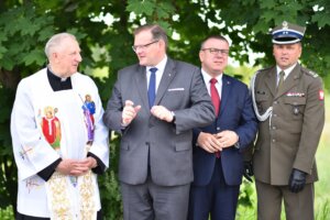 15.06.2022. Stanowiska. Na zdjęciu (od lewej): ks. Stanisław Stańczyk - proboszcz parafii pw. św. Jakuba Ap. w Stanowiskach, Jan Józef Kasprzyk - szef Urzędu do Spraw Kombatantów i Osób Represjonowanych, Wojciech Lesiak - dyrektor gabinetu Urzędu do Spraw Kombatantów i Osób Represjonowanych, ppłk Adam Kunicki / Magdalena Galas-Klusek / Radio Kielce