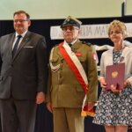 15.06.2022. Oleszno. Wręczenie medali „Pro Patria” i „Pro bono Poloniae”. Na zdjęciu (od lewej): Jan Józef Kasprzyk - szef Urzędu do Spraw Kombatantów i Osób Represjonowanych oraz odznaczeni / Magdalena Galas-Klusek / Radio Kielce