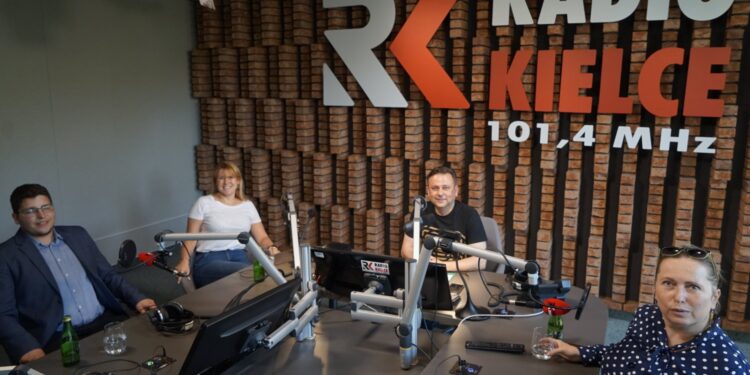 07.06.2022. Radio Kielce. Punkty Widzenia. Na zdjęciu (od lewej): Marcin Stępniewski - radny kielecki z klubu PiS, Katarzyna Czech-Kruczek - wiceprzewodnicząca Rady Miasta Kielce, Robert Szumielewicz - Radio Kielce, Anna Kibortt - wiceprzewodnicząca Rady Miasta Kielce / Dionizy Krawczyński / Radio Kielce