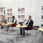 12.06.2022. Kielce. Studio Polityczne Radia Kielce. Na zdjęciu (od lewej): Krzysztof Słoń - PiS, Krzysztof Sławiński - PO KO, Mateusz Brzeziński - Nowa Lewica, Dawid Lewicki - Konfederacja Partia KORWiN, Czesław Siekierski - PSL KP / Kamil Król / Radio Kielce