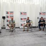 12.06.2022. Kielce. Studio Polityczne Radia Kielce. Na zdjęciu (od lewej): Krzysztof Słoń - PiS, Krzysztof Sławiński - PO KO, Mateusz Brzeziński - Nowa Lewica, Dawid Lewicki - Konfederacja Partia KORWiN, Czesław Siekierski - PSL KP / Kamil Król / Radio Kielce