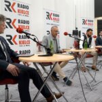 12.06.2022. Kielce. Studio Polityczne Radia Kielce. Na zdjęciu (od lewej): Krzysztof Słoń - PiS, Krzysztof Sławiński - PO KO, Mateusz Brzeziński - Nowa Lewica, Dawid Lewicki - Konfederacja Partia KORWiN, Czesław Siekierski - PSL KP / Kamil Król / Radio Kielce