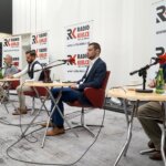 12.06.2022. Kielce. Studio Polityczne Radia Kielce. Na zdjęciu (od lewej): Krzysztof Słoń - PiS, Krzysztof Sławiński - PO KO, Mateusz Brzeziński - Nowa Lewica, Dawid Lewicki - Konfederacja Partia KORWiN, Czesław Siekierski - PSL KP / Kamil Król / Radio Kielce