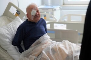 101-letni mieszkaniec Wizny Tadeusz Grabowski przeszedł operację usunięcia zaćmy / Medyk Białostocki