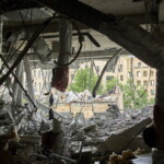 25.06.2022. Ukraina. Budynek centrum biznesowego uszkodzony przez niedawny ostrzał w Charkowie / Fot. PAP/EPA - SERGEY KOZLOV