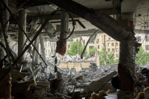 25.06.2022. Ukraina. Budynek centrum biznesowego uszkodzony przez niedawny ostrzał w Charkowie / Fot. PAP/EPA - SERGEY KOZLOV