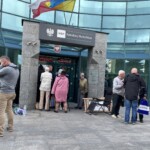 21.06.2022. Kielce. Narodowy Bank Polski Oddział Okręgowy w Kielcach. Kolejka do zakupu srebrnych monet kolekcjonerskich / Fot. Sebastian Kalwat - Radio Kielce