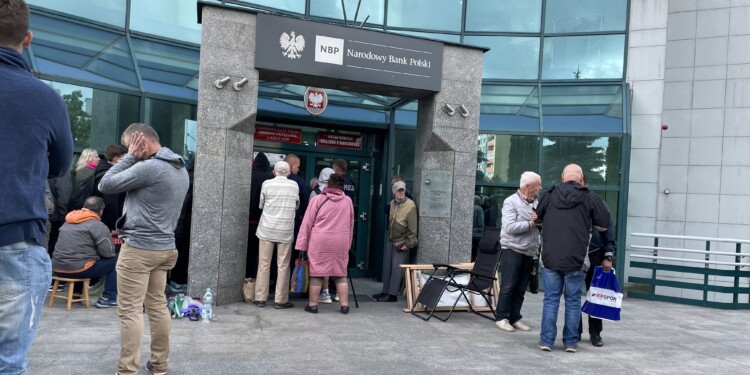 21.06.2022. Kielce. Narodowy Bank Polski Oddział Okręgowy w Kielcach. Kolejka do zakupu srebrnych monet kolekcjonerskich / Fot. Sebastian Kalwat - Radio Kielce