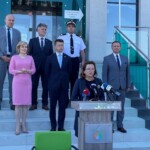 27.06.2022. Kielce. WFOŚiGW. Przekazanie promes dla OSP i zawodowych strażaków na dofinansowanie zakupu zakupu samochodów ratowniczo-gaśniczych. Na zdjęciu (górny rząd, od lewej): Grzegorz Socha - zastępca prezesa zarządu WFOŚiGW, senator Krzysztof Słoń, nadbrygadier Krzysztof Ciosek - komendant świętokrzyskiego garnizonu Państwowej Straży Pożarnej; (środkowy rząd, od lewej): Anna Krupka - wiceminister sportu i turystyki, poseł Bartłomiej Dorywalski, Ryszard Gliwiński - prezes zarządu WFOŚiGW; (przy mównicy): poseł Agata Wojtyszek / Fot. Michał Kita - Radio Kielce