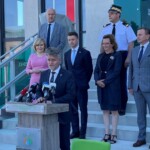 27.06.2022. Kielce. WFOŚiGW. Przekazanie promes dla OSP i zawodowych strażaków na dofinansowanie zakupu zakupu samochodów ratowniczo-gaśniczych. Na zdjęciu (górny rząd, od lewej): Grzegorz Socha - zastępca prezesa zarządu WFOŚiGW, nadbrygadier Krzysztof Ciosek - komendant świętokrzyskiego garnizonu Państwowej Straży Pożarnej; (środkowy rząd, od lewej): Anna Krupka - wiceminister sportu i turystyki, poseł Bartłomiej Dorywalski, poseł Agata Wojtyszek, Ryszard Gliwiński - prezes zarządu WFOŚiGW; (przy mównicy): senator Krzysztof Słoń / Fot. Michał Kita - Radio Kielce