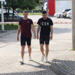 13.06.2022. Kielce. Suzuki Arena. Piłkarze Korony rozpoczynają przygotowania do nowego sezonu w PKO Ekstraklasie. Na zdjęciu (od lewej): Jacek Podgórski i Jakub Łukowski / Korona Kielce/Twitter