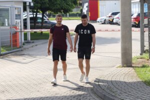 13.06.2022. Kielce. Suzuki Arena. Piłkarze Korony rozpoczynają przygotowania do nowego sezonu w PKO Ekstraklasie. Na zdjęciu (od lewej): Jacek Podgórski i Jakub Łukowski / Korona Kielce/Twitter