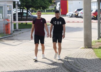 13.06.2022. Kielce. Suzuki Arena. Piłkarze Korony rozpoczynają przygotowania do nowego sezonu w PKO Ekstraklasie. Na zdjęciu (od lewej): Jacek Podgórski i Jakub Łukowski / Korona Kielce/Twitter