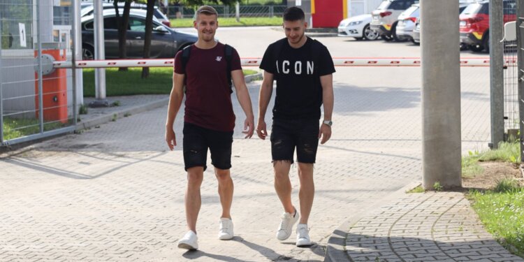 13.06.2022. Kielce. Suzuki Arena. Piłkarze Korony rozpoczynają przygotowania do nowego sezonu w PKO Ekstraklasie. Na zdjęciu (od lewej): Jacek Podgórski i Jakub Łukowski / Korona Kielce/Twitter