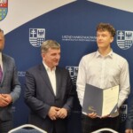 28.06.2022. Kielce. Wręczenie stypendiów dla sportowców. Na zdjęciu (od lewej): Tomasz Jamka - członek zarządu województwa świętokrzyskiego, Andrzej Pruś - przewodnicząc sejmiku województwa, Patryk Wasiak - K.S. Vive, Andrzej Bętkowski - marszałek województwa świętokrzyskiego / Fot. Maciej Makuła - Radio Kielce