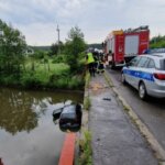 13.06.2022. Suków. Samochód wpadł do rzeki / KMP Kielce