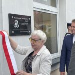 10.06.2022. Bodzentyn. Odsłonięcie tablicy poświęconej Wladyslawowi Wasilewskiemu „Osetowi”. Na zdjęciu (w środku): Na zdjęciu: Jolanta Stefanowska - siostrzenica „Oseta” / Anna Głąb / Radio Kielce