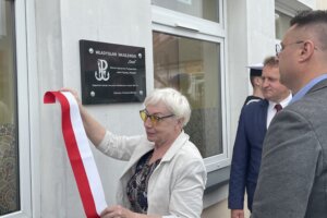 10.06.2022. Bodzentyn. Odsłonięcie tablicy poświęconej Wladyslawowi Wasilewskiemu „Osetowi”. Na zdjęciu (w środku): Na zdjęciu: Jolanta Stefanowska - siostrzenica „Oseta” / Anna Głąb / Radio Kielce