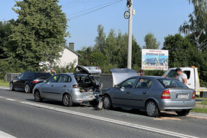 20.06.2022. Radlin. Zderzenie trzech samochodów / Fot. Piotr Kwaśniewski – Radio Kielce