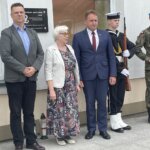 10.06.2022. Bodzentyn. Odsłonięcie tablicy poświęconej Wladyslawowi Wasilewskiemu „Osetowi”. Na zdjęciu (w środku): Rafała Obarzanek - prezes Środowiska Świętokrzyskich Zgrupowań Partyzanckich AK Ponury - Nurt, Jolanta Stefanowska - siostrzenica „Oseta” i Dariusz Skiba - burmistrz Bodzentyna / Anna Głąb / Radio Kielce