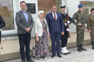 10.06.2022. Bodzentyn. Odsłonięcie tablicy poświęconej Wladyslawowi Wasilewskiemu „Osetowi”. Na zdjęciu (w środku): Rafała Obarzanek - prezes Środowiska Świętokrzyskich Zgrupowań Partyzanckich AK Ponury - Nurt, Jolanta Stefanowska - siostrzenica „Oseta” i Dariusz Skiba - burmistrz Bodzentyna / Anna Głąb / Radio Kielce