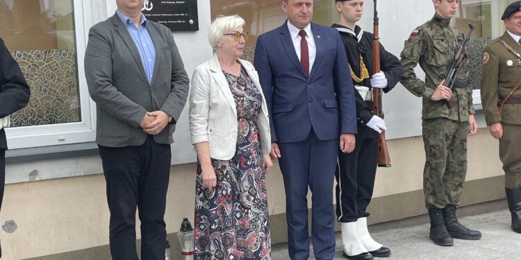 10.06.2022. Bodzentyn. Odsłonięcie tablicy poświęconej Wladyslawowi Wasilewskiemu „Osetowi”. Na zdjęciu (w środku): Rafała Obarzanek - prezes Środowiska Świętokrzyskich Zgrupowań Partyzanckich AK Ponury - Nurt, Jolanta Stefanowska - siostrzenica „Oseta” i Dariusz Skiba - burmistrz Bodzentyna / Anna Głąb / Radio Kielce