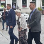 10.06.2022. Bodzentyn. Odsłonięcie tablicy poświęconej Wladyslawowi Wasilewskiemu „Osetowi”. Na zdjęciu (od lewej): Dariusz Skiba - burmistrz Bodzentyna, Jolanta Stefanowska - siostrzenica „Oseta” i Rafał Obarzanek - prezes Środowiska Świętokrzyskich Zgrupowań Partyzanckich AK Ponury - Nurt / Anna Głąb / Radio Kielce
