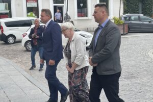 10.06.2022. Bodzentyn. Odsłonięcie tablicy poświęconej Wladyslawowi Wasilewskiemu „Osetowi”. Na zdjęciu (od lewej): Dariusz Skiba - burmistrz Bodzentyna, Jolanta Stefanowska - siostrzenica „Oseta” i Rafał Obarzanek - prezes Środowiska Świętokrzyskich Zgrupowań Partyzanckich AK Ponury - Nurt / Anna Głąb / Radio Kielce