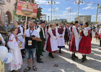 25.06.2022. Kielce. Korowód uczestników Ogólnopolskiego Festiwalu Kultury Ludowej „Jawor u źródeł kultury” / Fot. Piotr Kwaśniewski – Radio Kielce