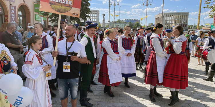 „Jawor u źródeł kultury”. Korowód i koncert „Świętokrzyscy artyści gościom” w Kielcach - Radio Kielce 25.06.2022. Kielce. Korowód uczestników Ogólnopolskiego Festiwalu Kultury Ludowej „Jawor u źródeł kultury” / Fot. Piotr Kwaśniewski – Radio Kielce