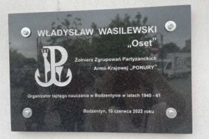 10.06.2022. Bodzentyn. Odsłonięcie tablicy poświęconej Wladyslawowi Wasilewskiemu „Osetowi” / Anna Głąb / Radio Kielce