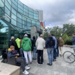 21.06.2022. Kielce. Narodowy Bank Polski Oddział Okręgowy w Kielcach. Kolejka do zakupu srebrnych monet kolekcjonerskich / Fot. Sebastian Kalwat - Radio Kielce