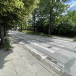 14.06.2022. Kielce. Ulica Częstochowska. Wytarta zebra oraz niewidoczny znak drogowy w pobliżu urzędu skarbowego / Jarosław Kubalski / Radio Kielce