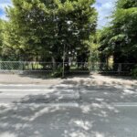 14.06.2022. Kielce. Ulica Częstochowska. Wytarta zebra oraz niewidoczny znak drogowy w pobliżu urzędu skarbowego / Jarosław Kubalski / Radio Kielce