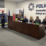 08.06.2022. Kielce. Podsumowanie projektu realizowanego przez stowarzyszenie „Passa”. Na zdjęciu (od lewej): Małgorzata Pędzik - KMP Kielce, Aneta Litwin - komendant Straży Miejskiej w Kielcach, insp. Tomasz Śliwiński - komendant miejski policji w Kielcach, Katarzyna Banasik - prezes stowarzyszenia „Passa”, Sławomir Karwat - p.o. zastępcy świętokrzyskiego komendanta wojewódzkiego PSP, Mariusz Góra - p.o. komendanta miejskiego PSP w Kielcach / Monika Miller / Radio Kielce