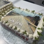 17.06.2022. Micigózd. Oddanie do użytku wyremontowanej ulicy Słonecznej. Okolicznościowy tort / Fot. Monika Miller / Radio Kielce