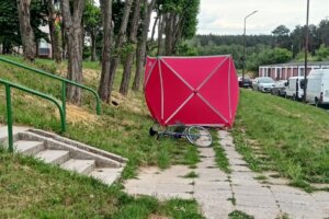 09.06.2022. Staszów ul. Komisji Edukacji Narodowej. Śmierć rowerzysty / KPP Staszów