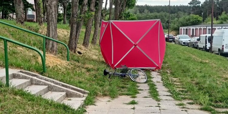 09.06.2022. Staszów ul. Komisji Edukacji Narodowej. Śmierć rowerzysty / KPP Staszów