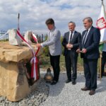 12.06.2022. Gorzków. Odsłonięcie na cmentarzu pomnika upamiętniającego mjr Henryka Dobrzańskiego „Hubala”. Na zdjęciu (od lewej): Henryk Sobierajski - jedyny wnuk Henryka Dobrzańskiego „Hubala”, wojewoda Zbigniew Koniusz i Jan Nowak - starosta kazimierski / Marta Gajda-Kruk / Radio Kielce