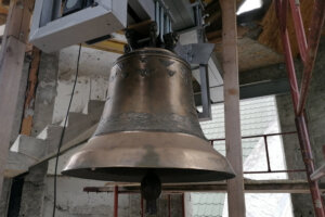 Pięć dzwonów zawisło na dzwonnicy w Busku - Radio Kielce