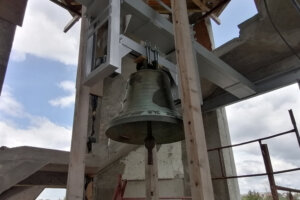 Pięć dzwonów zawisło na dzwonnicy w Busku - Radio Kielce