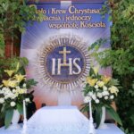 16.06.2022. Kazimierza Wielka. Boże Ciało. Procesja eucharystyczna w parafii pw. Podwyższenia Krzyża Świętego / Marta Gajda-Kruk / Radio Kielce