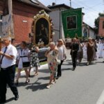 16.06.2022. Kazimierza Wielka. Boże Ciało. Procesja eucharystyczna w parafii pw. Podwyższenia Krzyża Świętego / Marta Gajda-Kruk / Radio Kielce