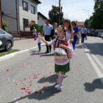 16.06.2022. Kazimierza Wielka. Boże Ciało. Procesja eucharystyczna w parafii pw. Podwyższenia Krzyża Świętego / Marta Gajda-Kruk / Radio Kielce