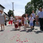 16.06.2022. Kazimierza Wielka. Boże Ciało. Procesja eucharystyczna w parafii pw. Podwyższenia Krzyża Świętego / Marta Gajda-Kruk / Radio Kielce