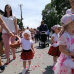 16.06.2022. Kazimierza Wielka. Boże Ciało. Procesja eucharystyczna w parafii pw. Podwyższenia Krzyża Świętego / Marta Gajda-Kruk / Radio Kielce